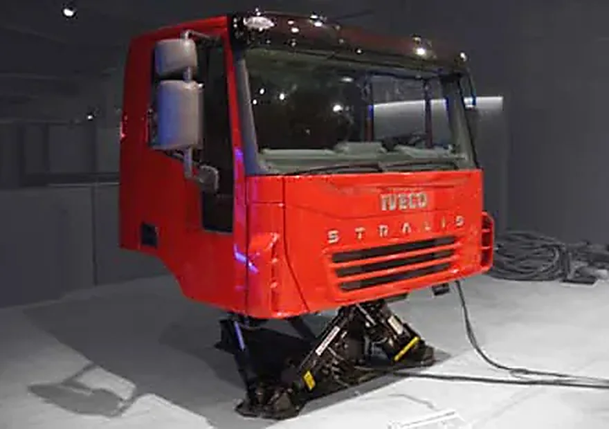 Cabina de camión IVECO Stralis montada sobre una plataforma de movimiento en el laboratorio del proyecto CABINTEC
