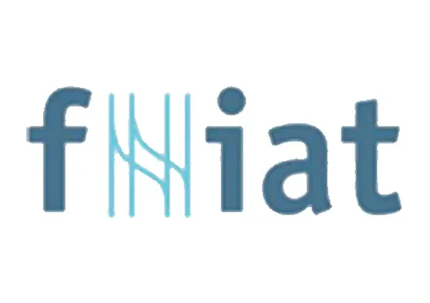 Logotipo del proyecto FHIAT, con las letras «fhiat» en azul atravesadas por dos raíles