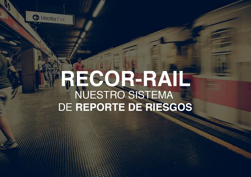Cartel de RECOR-rail, «nuestro sistema de reporte de riesgos», sobre la fotografía de un tren entrando en una estación