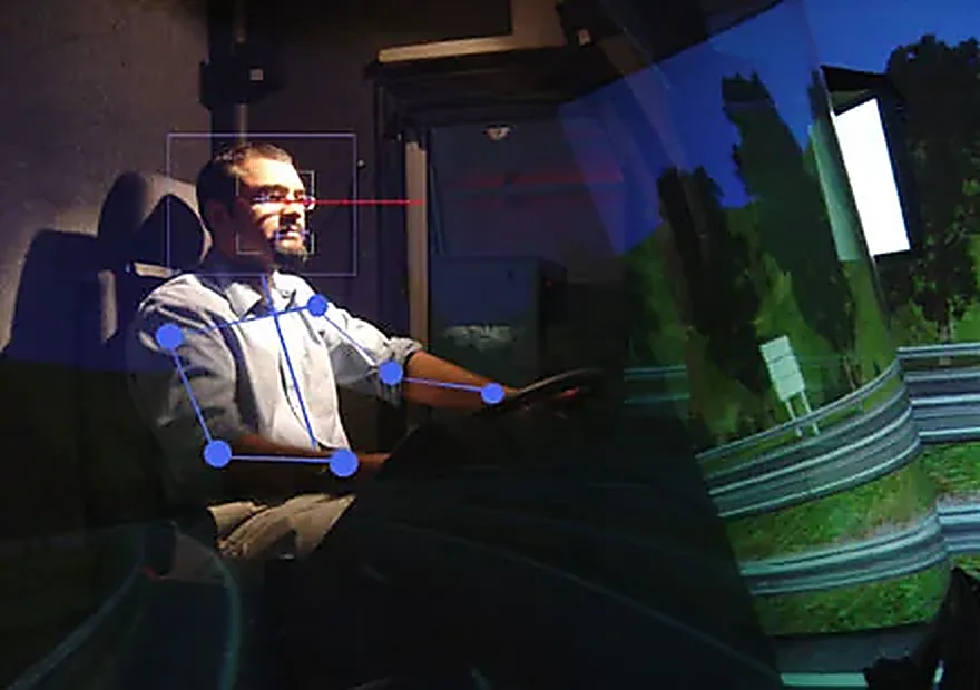 Conductor en un simulador con marcadores de captura de movimiento sobre el cuerpo y seguimiento de la mirada